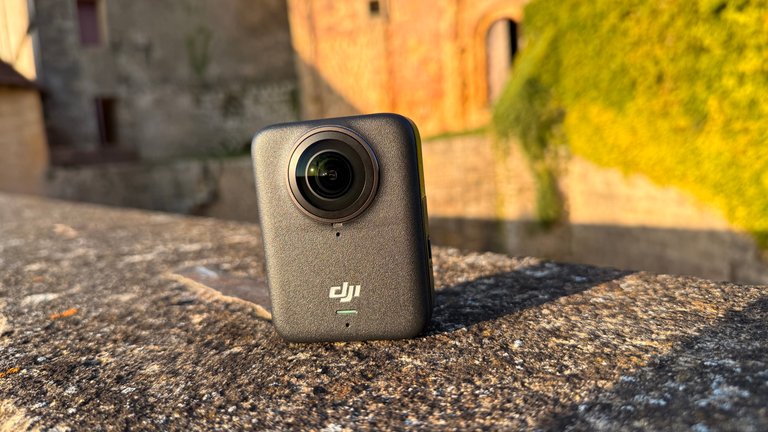 Test du DJI Osmo 360 : la caméra qui enterre l'Insta360 X5 ?