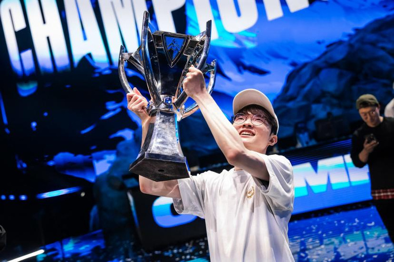 4ème joueur mondial au classement ATP, il s'est fait insulter sur League of Legends et ça l'a motivé comme jamais. Tennis et jeux vidéo, même combat ! 4ème joueur mondial au classement ATP, il s'est fait insulter sur League of Legends et ça l'a motivé comme jamais. Tennis et jeux vidéo, même combat !