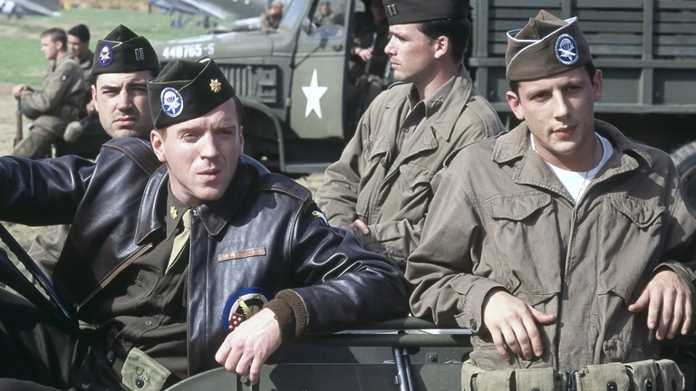 23 ans séparent ces deux excellentes séries de guerre : elles ont pour point commun Steven Spielberg ! 23 ans séparent ces deux excellentes séries de guerre : elles ont pour point commun Steven Spielberg !
