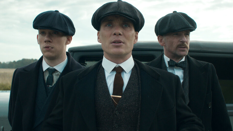 J'ai hâte ! Le prochain film James Bond est scénarisé par le créateur de cette série de gangsters culte dispo sur Netflix J'ai hâte ! Le prochain film James Bond est scénarisé par le créateur de cette série de gangsters culte dispo sur Netflix