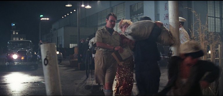 Cette immense star est apparue 20 secondes dans un film Indiana Jones mais, c’est triste, personne ne l’a reconnue… Cette immense star est apparue 20 secondes dans un film Indiana Jones mais, c’est triste, personne ne l’a reconnue…