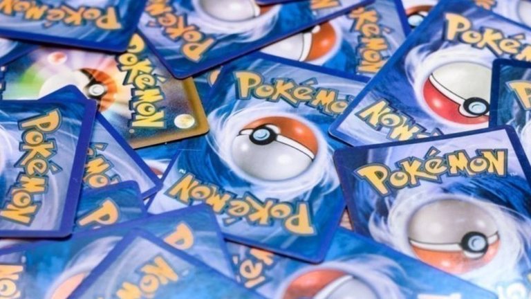 Un fan de Pokémon veut vendre ses cartes au marché aux puces et se rend compte qu'il a détruit plus de 600 cartes avec ce simple geste...