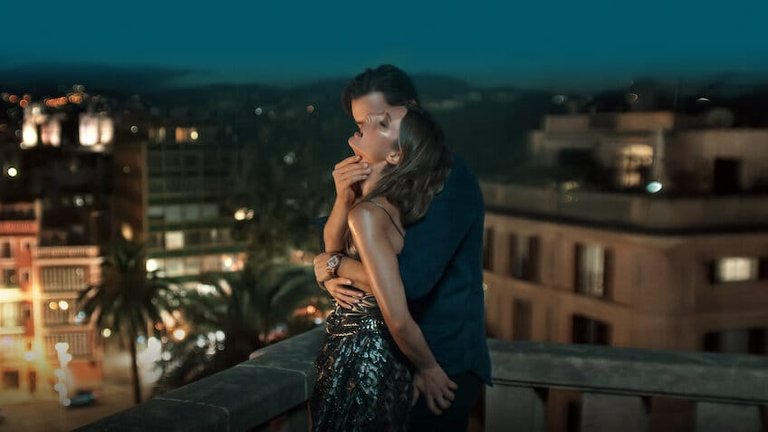 "Plat et stéréotypé" Les abonnés Netflix se ruent sur ce film torride malgré les mises en garde de la critique "Plat et stéréotypé" Les abonnés Netflix se ruent sur ce film torride malgré les mises en garde de la critique