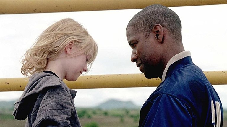 10 ans avant The Equalizer, Denzel Washington a joué dans ce thriller d'action haletant avec Dakota Fanning 10 ans avant The Equalizer, Denzel Washington a joué dans ce thriller d'action haletant avec Dakota Fanning