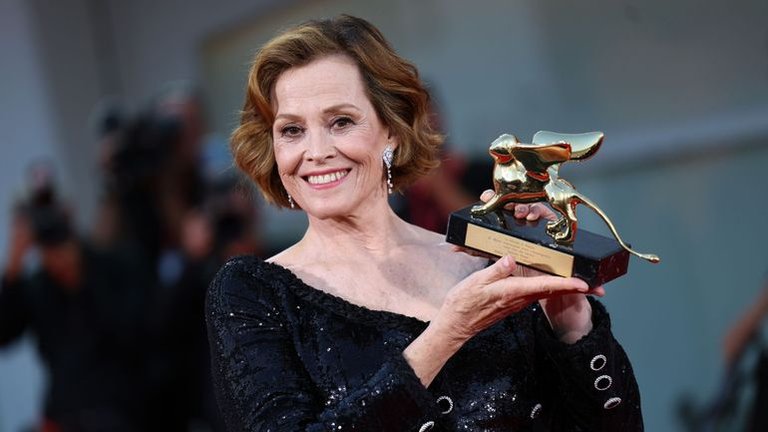 La reine américaine de la SF a joué dans 100 films, mais elle n'a jamais gagné le moindre Oscar ! La reine américaine de la SF a joué dans 100 films, mais elle n'a jamais gagné le moindre Oscar !