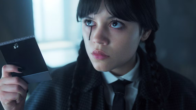 Malgré une baisse de plus de 40% de spectateurs, la série Mercredi ne se porte pas si mal Malgré une baisse de plus de 40% de spectateurs, la série Mercredi ne se porte pas si mal