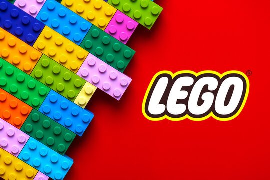 Un employé de LEGO montre ce qu'il a reçu pour son 4ème anniversaire : une brique LEGO en or que tout le monde veut Un employé de LEGO montre ce qu'il a reçu pour son 4ème anniversaire : une brique LEGO en or que tout le monde veut