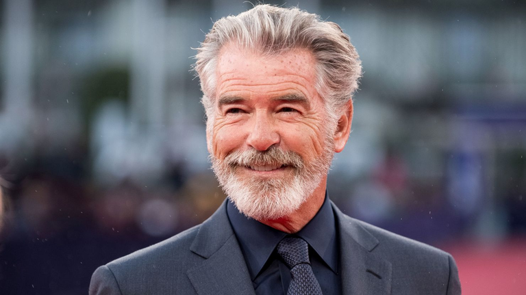 “Je lui tire mon chapeau” Un ancien James Bond adoube cet acteur : si ça ne tenait qu’à lui, il en ferait déjà le prochain 007 ! “Je lui tire mon chapeau” Un ancien James Bond adoube cet acteur : si ça ne tenait qu’à lui, il en ferait déjà le prochain 007 !