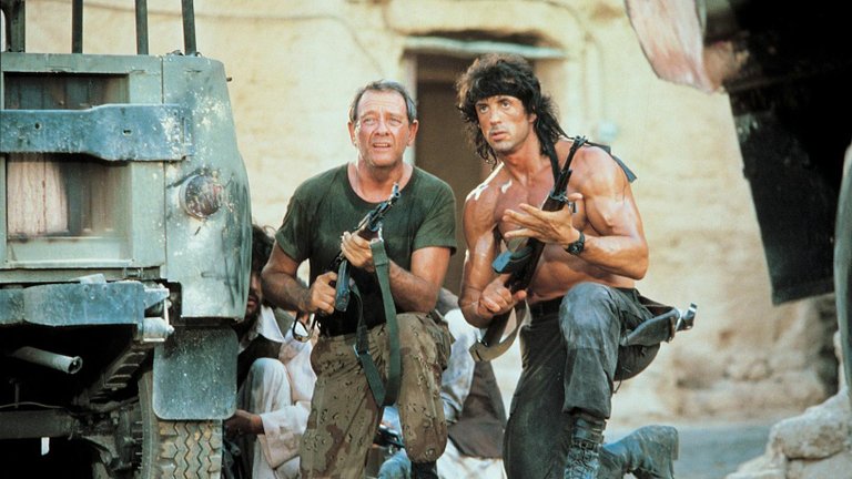 Sylvester Stallone n’a pas voulu que cet acteur, décédé il y a 22 ans, soit remplacé : il a joué à ses côtés dans 3 films d’une immense saga d’action Sylvester Stallone n’a pas voulu que cet acteur, décédé il y a 22 ans, soit remplacé : il a joué à ses côtés dans 3 films d’une immense saga d’action