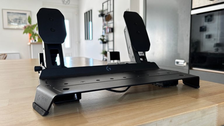 « Un duo calibré pour les débutants et les simracers » : test du Logitech G RS50 et des RS Pedals