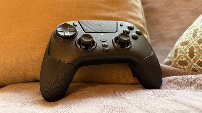 J'ai testé la Razer Raiju V3 Pro : une manette pensée pour les joueurs exigeants ? J'ai testé la Razer Raiju V3 Pro : une manette pensée pour les joueurs exigeants ?