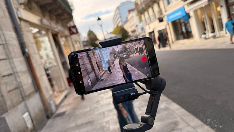 Test du DJI Osmo Mobile 8 : le stabilisateur smartphone qui passe au 360° et au DockKit, l'upgrade qui change tout ?