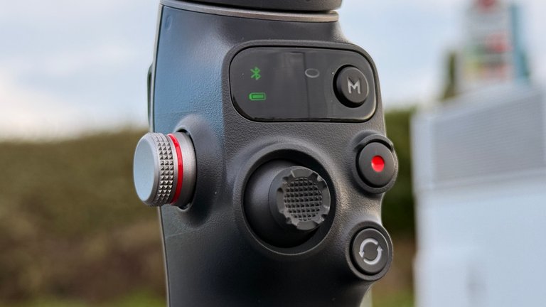 Test du DJI Osmo Mobile 8 : le stabilisateur smartphone qui passe au 360° et au DockKit, l'upgrade qui change tout ?