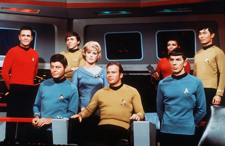 Star Trek : Les couleurs des uniformes expliquées. Il y en a bien plus que seulement le rouge, le bleu et l'or... Star Trek : Les couleurs des uniformes expliquées. Il y en a bien plus que seulement le rouge, le bleu et l'or...