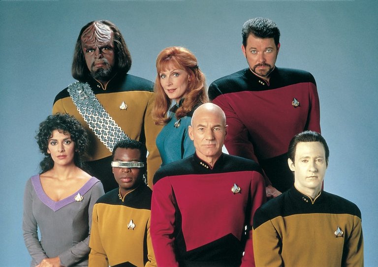 Star Trek : Les couleurs des uniformes expliquées. Il y en a bien plus que seulement le rouge, le bleu et l'or... Star Trek : Les couleurs des uniformes expliquées. Il y en a bien plus que seulement le rouge, le bleu et l'or...