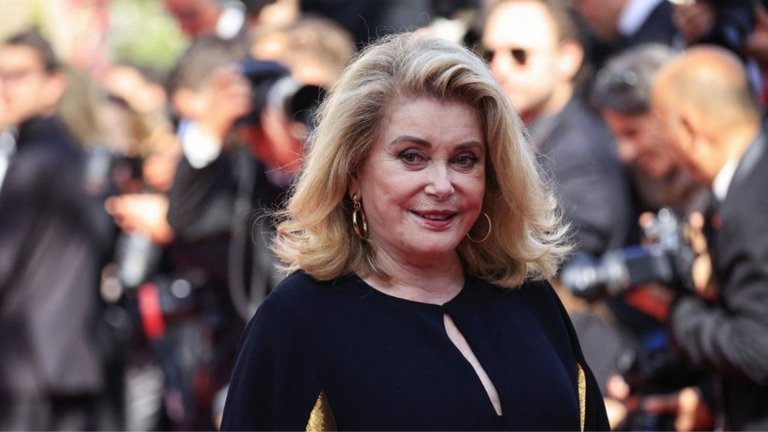 Cette actrice française légendaire âgée de 81 ans a tourné dans 150 films et sa carrière est loin d'être terminée Cette actrice française légendaire âgée de 81 ans a tourné dans 150 films et sa carrière est loin d'être terminée