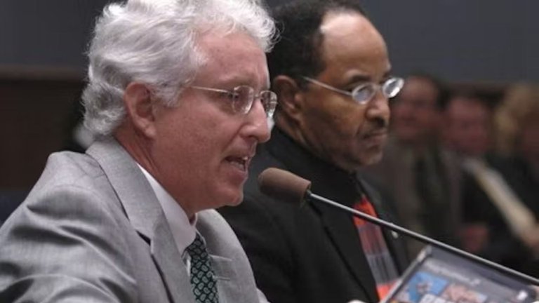 Il y a 17 ans, cet avocat obsédé par GTA a détruit sa carrière en s'attaquant à la violence dans les jeux vidéo... Il y a 17 ans, cet avocat obsédé par GTA a détruit sa carrière en s'attaquant à la violence dans les jeux vidéo...