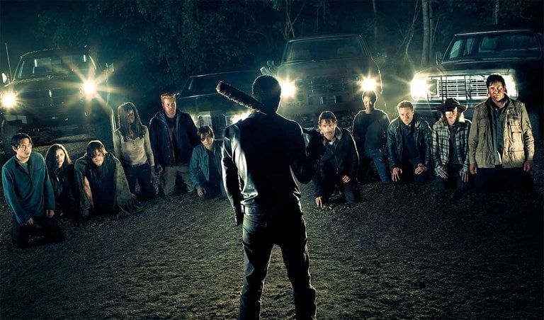 C’est l’une des scènes mythiques de la série The Walking Dead : elle a rendu les fans malades, mais pas que… Les acteurs aussi ont souffert !