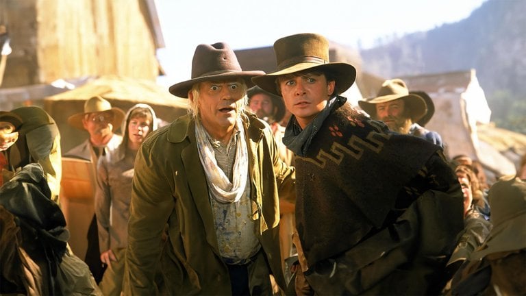 L'un des meilleurs gags de Retour vers le Futur III était visible directement à l'écran et c'est un superbe hommage à une légende du cinéma L'un des meilleurs gags de Retour vers le Futur III était visible directement à l'écran et c'est un superbe hommage à une légende du cinéma