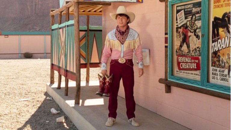 L'un des meilleurs gags de Retour vers le Futur III était visible directement à l'écran et c'est un superbe hommage à une légende du cinéma L'un des meilleurs gags de Retour vers le Futur III était visible directement à l'écran et c'est un superbe hommage à une légende du cinéma