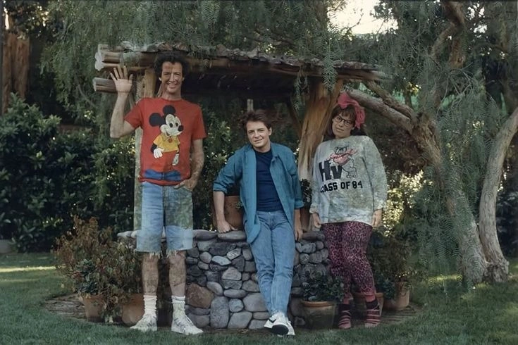 Depuis 40 ans, les fans de Retour vers le Futur se demandent qui a pu prendre cette photo : c’est l’un des plus grands mystères du cinéma ! Depuis 40 ans, les fans de Retour vers le Futur se demandent qui a pu prendre cette photo : c’est l’un des plus grands mystères du cinéma !