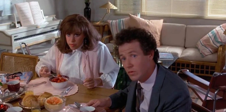 Depuis 40 ans, les fans de Retour vers le Futur se demandent qui a pu prendre cette photo : c’est l’un des plus grands mystères du cinéma ! Depuis 40 ans, les fans de Retour vers le Futur se demandent qui a pu prendre cette photo : c’est l’un des plus grands mystères du cinéma !