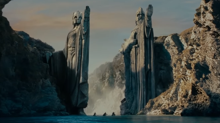 Ces deux statues du Seigneur des Anneaux sont aussi légendaires que les personnages de Tolkien : qui sont vraiment les Argonath ?