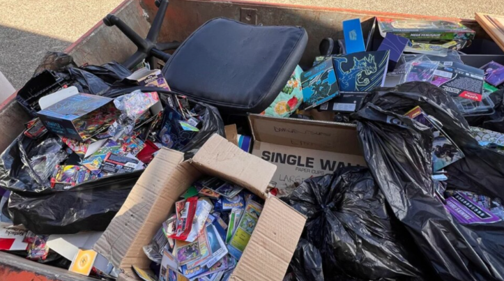 Ce passionné de cartes Pokémon est tombé sur une mine d’or… en fouillant des poubelles et ça lui a même permis de compléter ses decks !