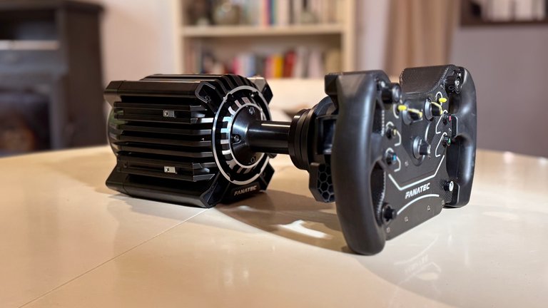 J'ai testé la base Direct Drive Fanatec Podium DD qui délivre jusqu'à 33 Nm de couple : qu'est-ce que ça change vraiment en sim racing ? J'ai testé la base Direct Drive Fanatec Podium DD qui délivre jusqu'à 33 Nm de couple : qu'est-ce que ça change vraiment en sim racing ?