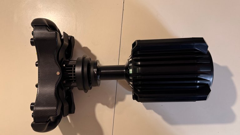 J'ai testé la base Direct Drive Fanatec Podium DD qui délivre jusqu'à 33 Nm de couple : qu'est-ce que ça change vraiment en sim racing ? J'ai testé la base Direct Drive Fanatec Podium DD qui délivre jusqu'à 33 Nm de couple : qu'est-ce que ça change vraiment en sim racing ?