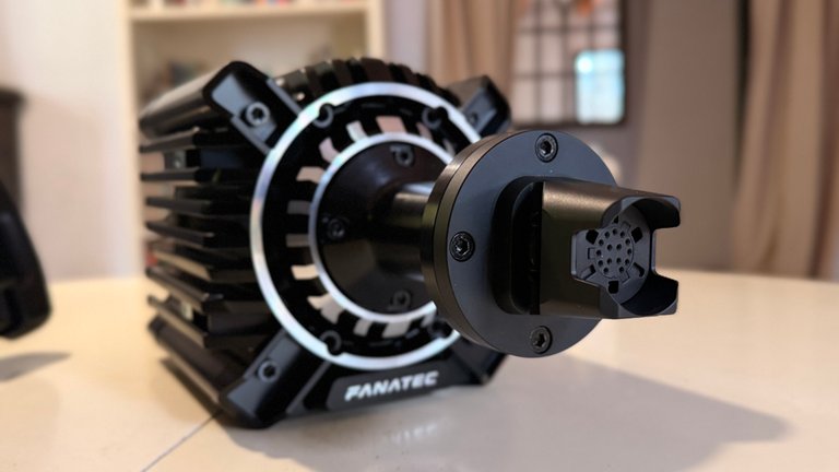 J'ai testé la base Direct Drive Fanatec Podium DD qui délivre jusqu'à 33 Nm de couple : qu'est-ce que ça change vraiment en sim racing ? J'ai testé la base Direct Drive Fanatec Podium DD qui délivre jusqu'à 33 Nm de couple : qu'est-ce que ça change vraiment en sim racing ?