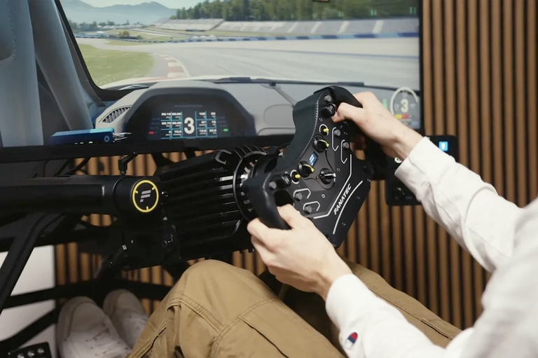 J'ai testé la base Direct Drive Fanatec Podium DD qui délivre jusqu'à 33 Nm de couple : qu'est-ce que ça change vraiment en sim racing ? J'ai testé la base Direct Drive Fanatec Podium DD qui délivre jusqu'à 33 Nm de couple : qu'est-ce que ça change vraiment en sim racing ?