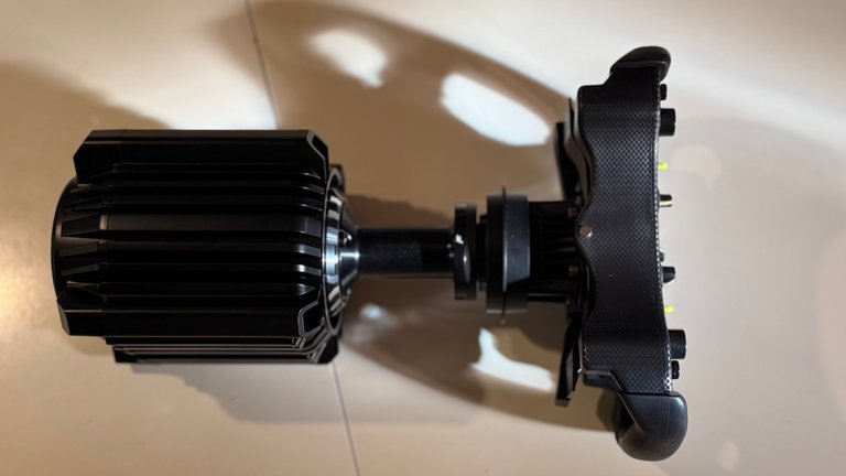 J'ai testé la base Direct Drive Fanatec Podium DD qui délivre jusqu'à 33 Nm de couple : qu'est-ce que ça change vraiment en sim racing ? J'ai testé la base Direct Drive Fanatec Podium DD qui délivre jusqu'à 33 Nm de couple : qu'est-ce que ça change vraiment en sim racing ?
