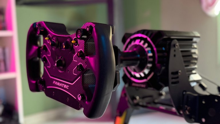 J'ai testé la base Direct Drive Fanatec Podium DD qui délivre jusqu'à 33 Nm de couple : qu'est-ce que ça change vraiment en sim racing ? J'ai testé la base Direct Drive Fanatec Podium DD qui délivre jusqu'à 33 Nm de couple : qu'est-ce que ça change vraiment en sim racing ?