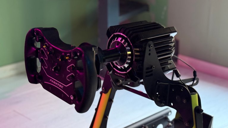 J'ai testé la base Direct Drive Fanatec Podium DD qui délivre jusqu'à 33 Nm de couple : qu'est-ce que ça change vraiment en sim racing ? J'ai testé la base Direct Drive Fanatec Podium DD qui délivre jusqu'à 33 Nm de couple : qu'est-ce que ça change vraiment en sim racing ?