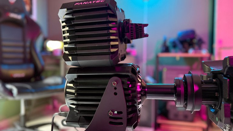 J'ai testé la base Direct Drive Fanatec Podium DD qui délivre jusqu'à 33 Nm de couple : qu'est-ce que ça change vraiment en sim racing ? J'ai testé la base Direct Drive Fanatec Podium DD qui délivre jusqu'à 33 Nm de couple : qu'est-ce que ça change vraiment en sim racing ?