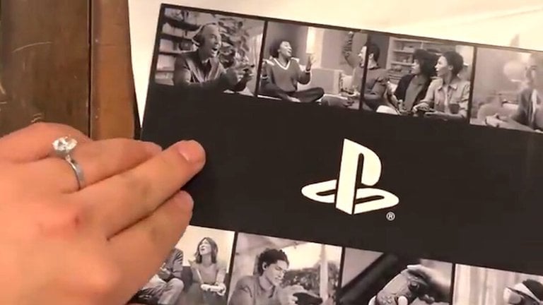 Deux amoureux envoient à Sony une invitation à leur mariage, ils reçoivent une carte spéciale et plusieurs jeux PS5 en cadeaux... Deux amoureux envoient à Sony une invitation à leur mariage, ils reçoivent une carte spéciale et plusieurs jeux PS5 en cadeaux...