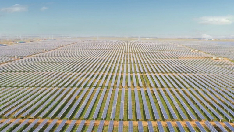 La Chine a installé des millions de panneaux solaires dans le désert et le résultat est stupéfiant