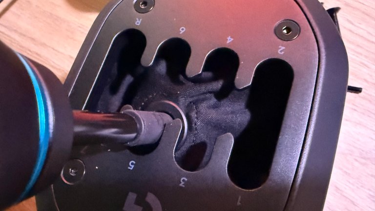 Sim racing : j'ai troqué les palettes pour le levier de vitesse RS H-Shifter de Logitech G et je redécouvre le plaisir de la boîte manuelle