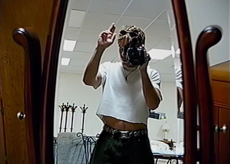 10 millions de vues en 1 seule journée : les backrooms sont sur le devant de la scène... Ça a l’air juste trop angoissant mais j’ai hâte ! 10 millions de vues en 1 seule journée : les backrooms sont sur le devant de la scène... Ça a l’air juste trop angoissant mais j’ai hâte !