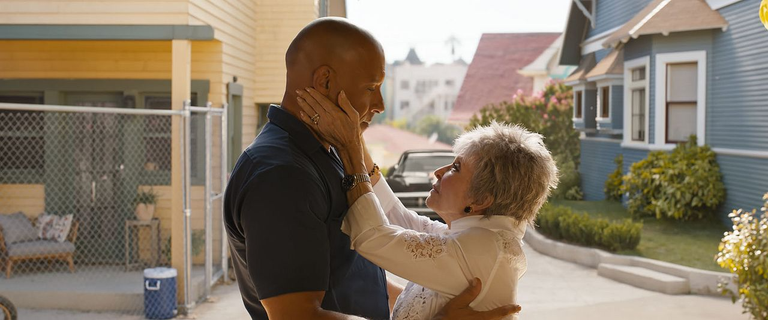 À 94 ans, elle a joué dans des films cultes et remporté 4 des prix les plus prestigieux : l'une des plus anciennes légendes d'Hollywood est toujours en activité