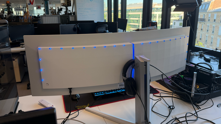J'ai trouvé l'écran PC 32:9 à dalle QD-OLED incurvée le plus polyvalent et immersif du marché à un prix défiant toute concurrence : mon verdict sur le Philips Evnia 49M2C8900L