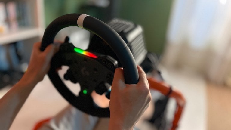 Sim Racing : j'ai installé ce cockpit F1 McLaren dans mon bureau et je n'arrive plus à le quitter Sim Racing : j'ai installé ce cockpit F1 McLaren dans mon bureau et je n'arrive plus à le quitter