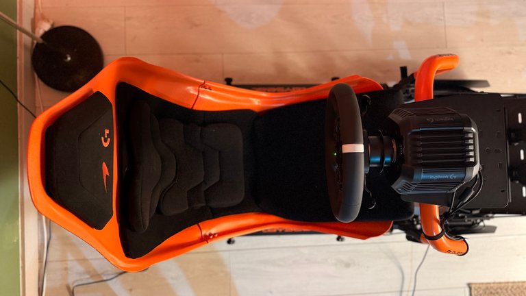 Sim Racing : j'ai installé ce cockpit F1 McLaren dans mon bureau et je n'arrive plus à le quitter Sim Racing : j'ai installé ce cockpit F1 McLaren dans mon bureau et je n'arrive plus à le quitter