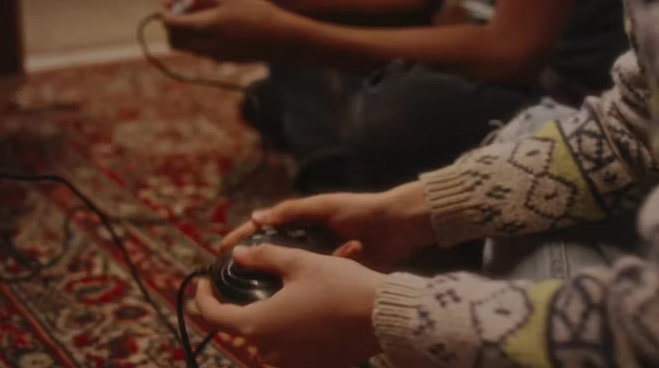 Il y a 26 ans, ce petit garçon recevait une PS2 à Noël : sa réaction bouleverse des millions d'internautes encore aujourd'hui Il y a 26 ans, ce petit garçon recevait une PS2 à Noël : sa réaction bouleverse des millions d'internautes encore aujourd'hui
