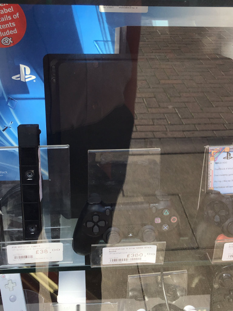 la PS4 Slim déjà en stock et en vitrine au Royaume Uni
