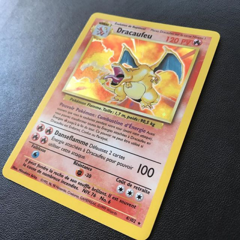 Pokémon : il tente d’échanger son appartement… avec une carte Dracaufeu collector