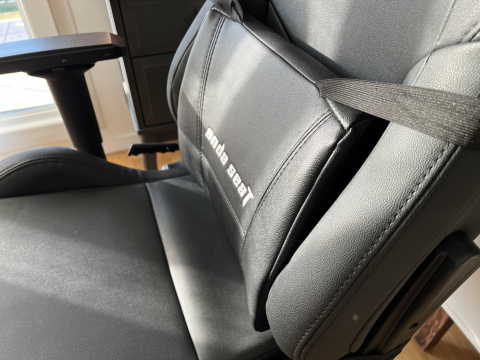 Test de la chaise gamer Anda Seat Kaiser 2 : du confort pour les grands gabarits