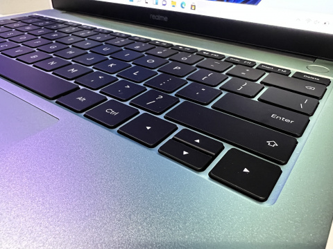 Concurrent du MacBook Air, le nouveau PC portable de realme a de beaux arguments pour convaincre