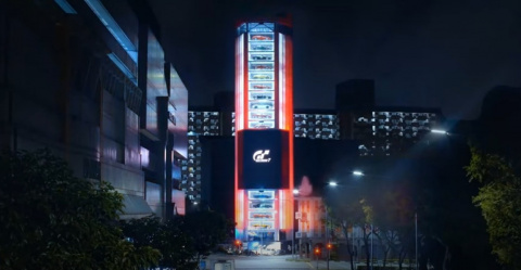 Gran Turismo 7 : Un distributeur de voitures géant en pleine ville